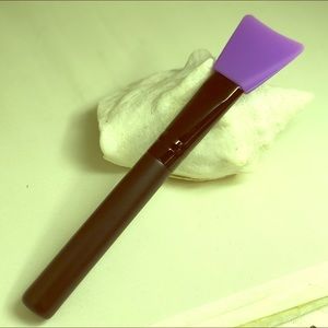 Silicone mask and makeup applicator